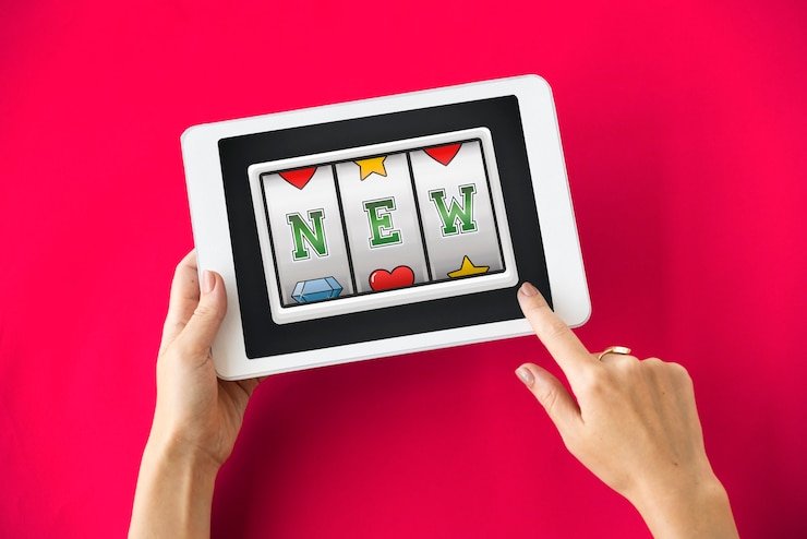 Antarmuka aplikasi surya898 menampilkan berbagai permainan live dealer dan slot